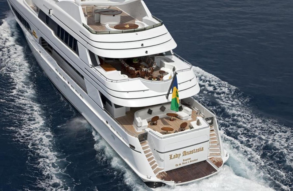 Lady Anastasia, el yate ruso que un marinero ucraniano intentó hundir. Según la información proporcionada por la Guardia Civil, uno de los marineros que trabajaban en el barco, de origen ucraniano, presuntamente intentó hundirlo al enterarse de que las tropas rusas habían destrozado su casa en Kiev. Tras saber la noticia, como acto de venganza abrió una espita que provocó una vía de agua y dejó inundada la sala de máquinas.