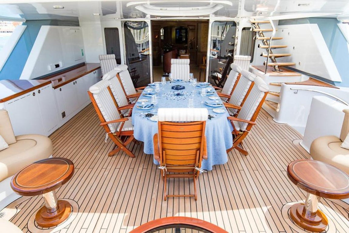 Lady Anastasia, el yate ruso que un marinero ucraniano intentó hundir. En cuanto al yate, a pesar de que debido al altercado no se encuentre en las mejores condiciones, destila lujo en cada rincón. Construido por Sensation Yacht en su astillero de Nueva Zelanda en el 2001, fue renovado por completo tan solo unos años después, en el 2010.