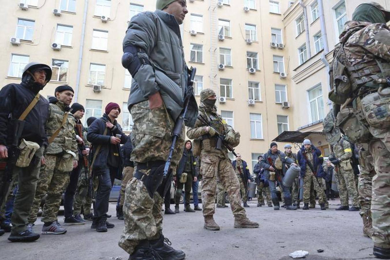 Combatientes de la Defensa Territorial de Ucrania esperan órdenes en la ciudad de Kharkiv, Ucrania. 