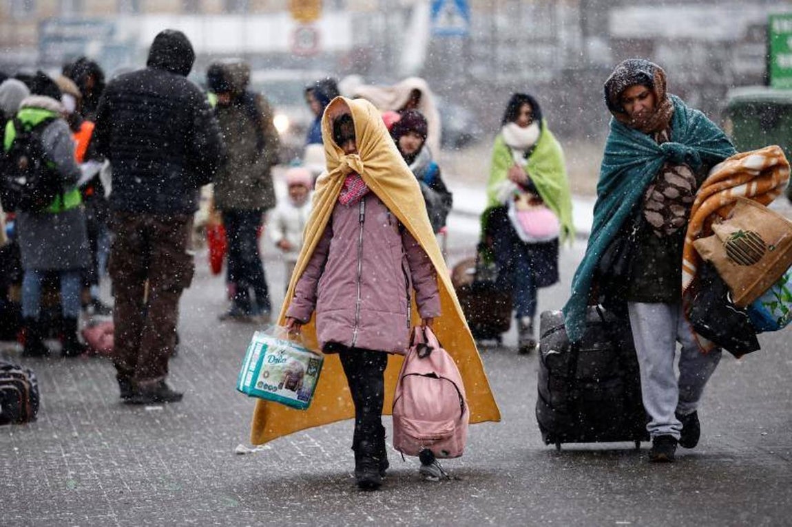 Desplazados de Ucrania llegan a un campo temporal en Przemysl, Polonia. 