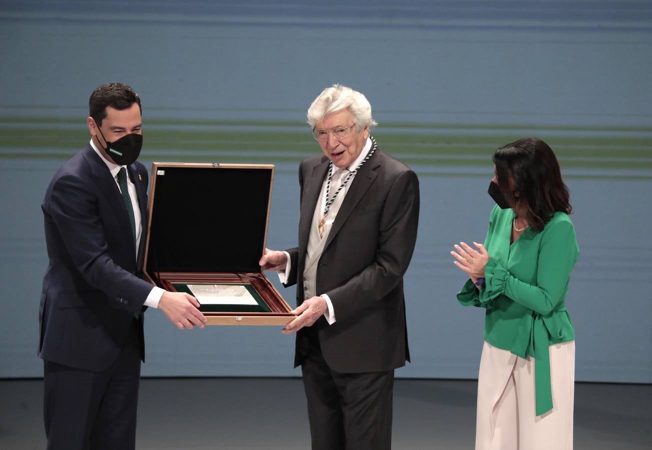 Acto de entrega de las medallas de Andalucía en el Teatro de la Maestranza de Sevilla. RAÚL DOBLADO