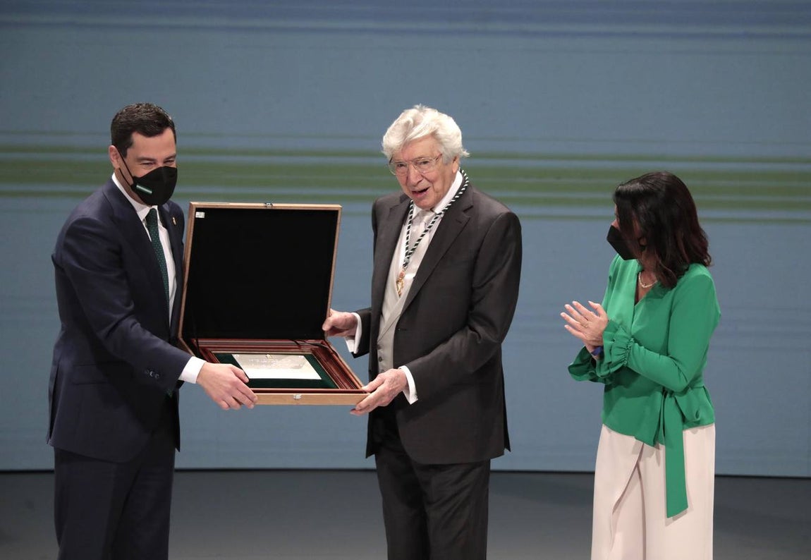 Acto de entrega de las medallas de Andalucía en el Teatro de la Maestranza de Sevilla. RAÚL DOBLADO