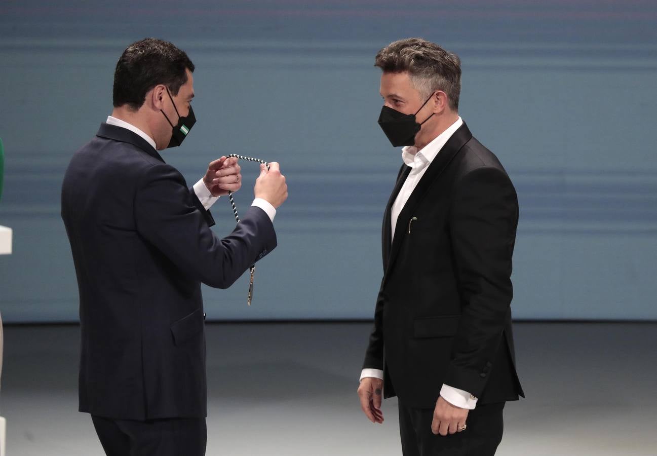 Acto de entrega de las medallas de Andalucía en el Teatro de la Maestranza de Sevilla. RAÚL DOBLADO