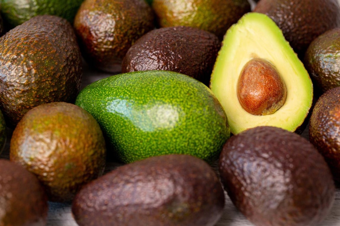 Aguacate. Con 137 kcal de energía, el aguacate es un alimento que deberías incluir en tu dieta, incluso en el consumo diario. Contiene 0,42 gramos de vitamina B6 además de 400 mg de potasio, 17 mg de vitamina C, 78,8 gramos de agua y 16 mg de calcio, entre otros, y es recomendado por todos los expertos en nutrición, salvo indicaciones.
