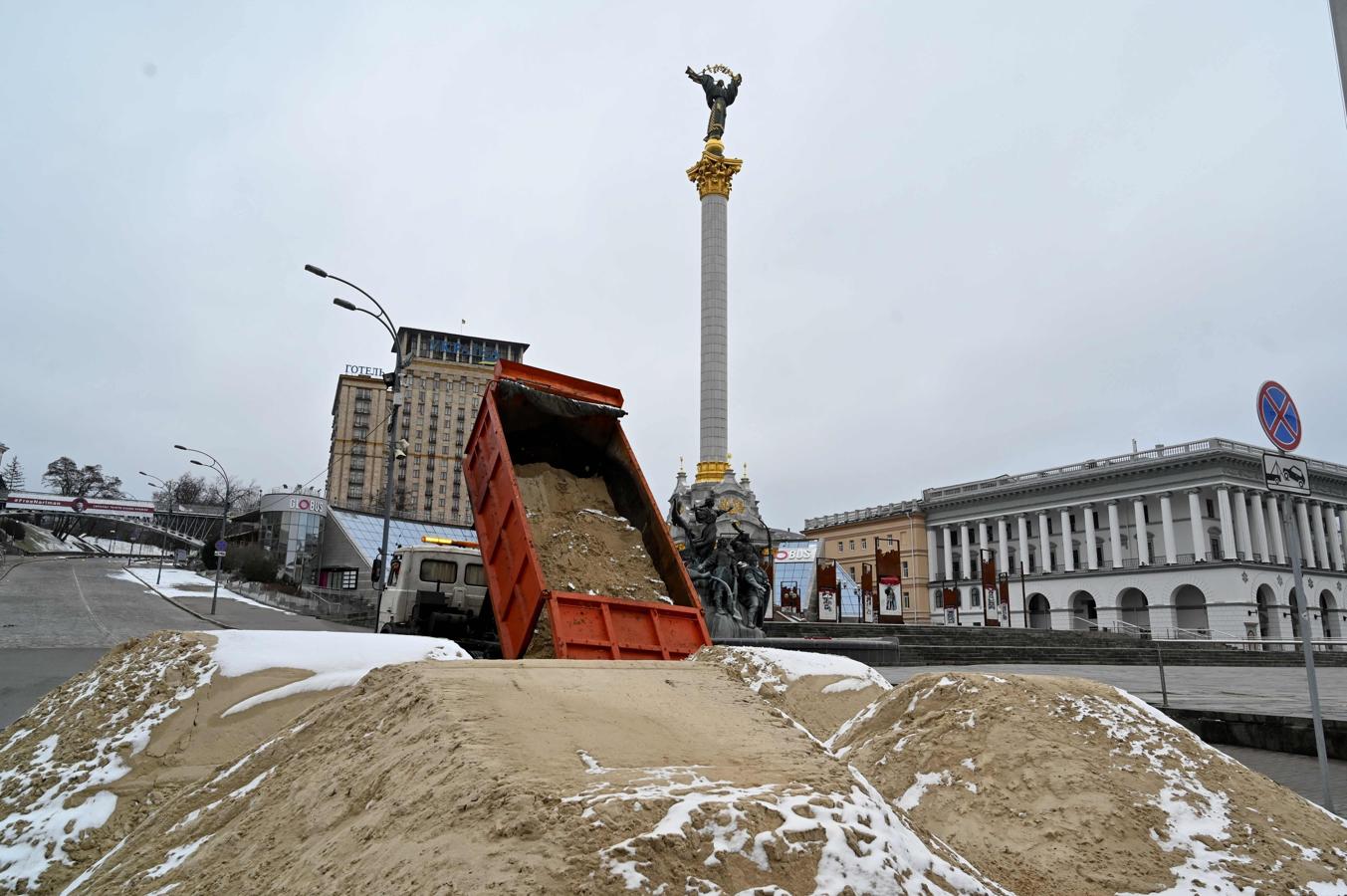 Para proteger las infraestructuras y la propia ciudad, las autoridades han ordenado descargar camiones de arena. En la imagen, la Plaza de la Independencia en Kiev. 