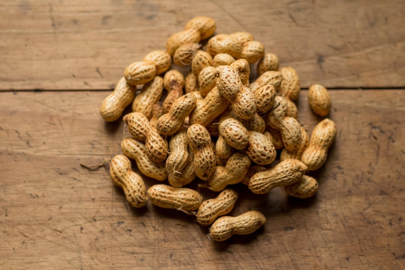 Cacahuetes. Esta legumbre rica en minerales como el calcio (60 mg por cada 100 gramos), potasio (670 mg) y fósforo (430 mg), se recomienda su consumo en la versión de crema dado el aporte de energía que da. La <a href="https://www.abc.es/bienestar/alimentacion/recetas-saludables/abci-muchos-nutricionistas-toman-crema-cacahuete-201911030313_noticia.html" target="_blank">crema de cacahuete</a> (y de otros frutos secos) es muy calórica, es por eso que se usa en su mayoría para aportar energía extra en poco volumen de alimento.