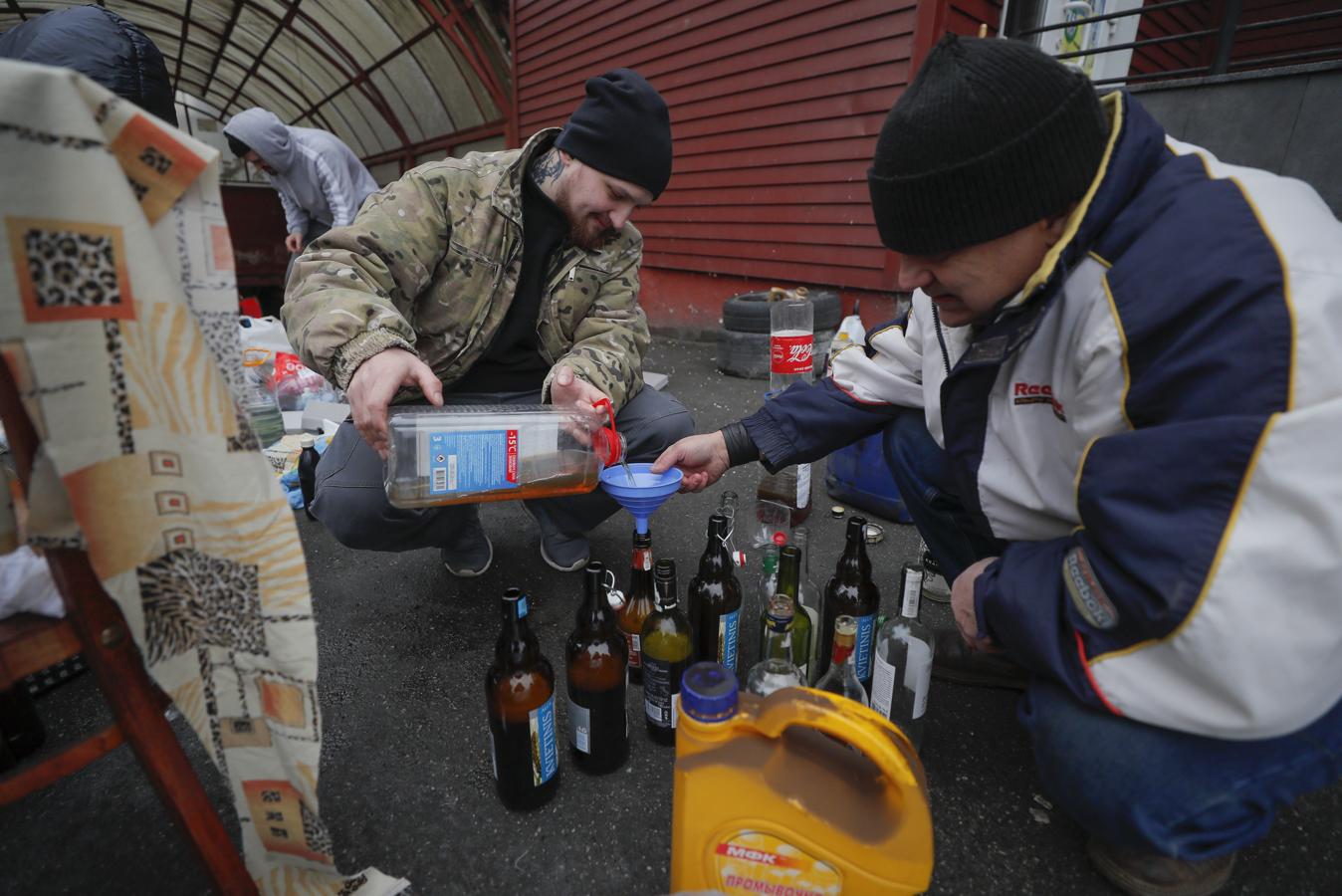 Los ciudadanos que se quedan en Kiev preparan cócteles molotov para enfrentarse a las tropas rusas. 