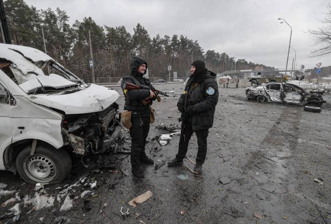 Policías ucranianos hacern guardia en Brovary cerca de Kiev. 