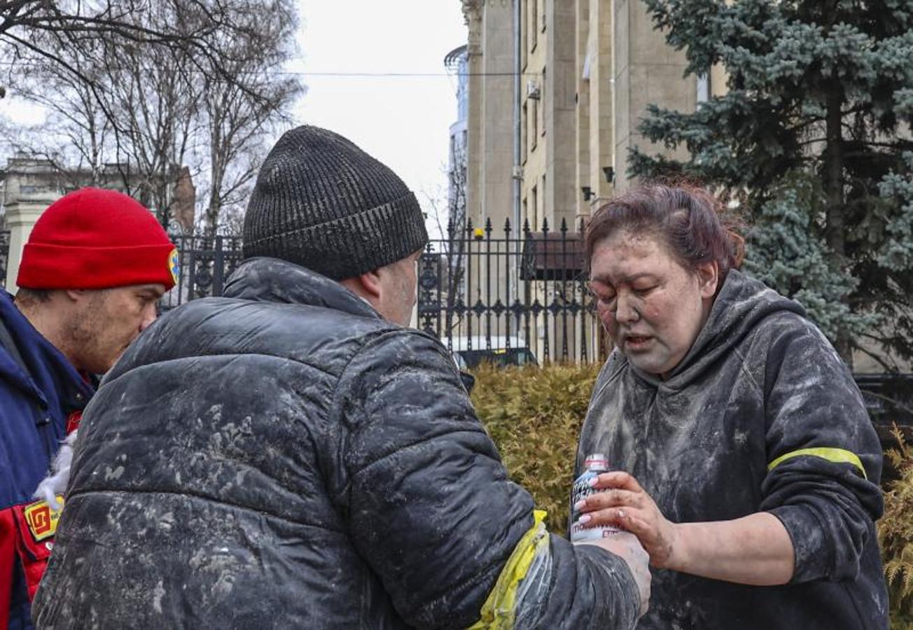 Una mujer recibe ayuda tras resultar herida en el ataque a Járkov. 