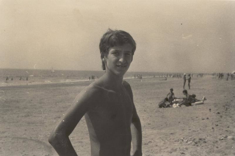 Un Feijóo joven en la playa. Año 1975. 