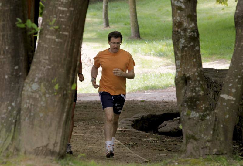 Feijóo corre por el parque Monte Pedroso durante la jornada de reflexión previa a las elecciones autonómicas y municipales. 