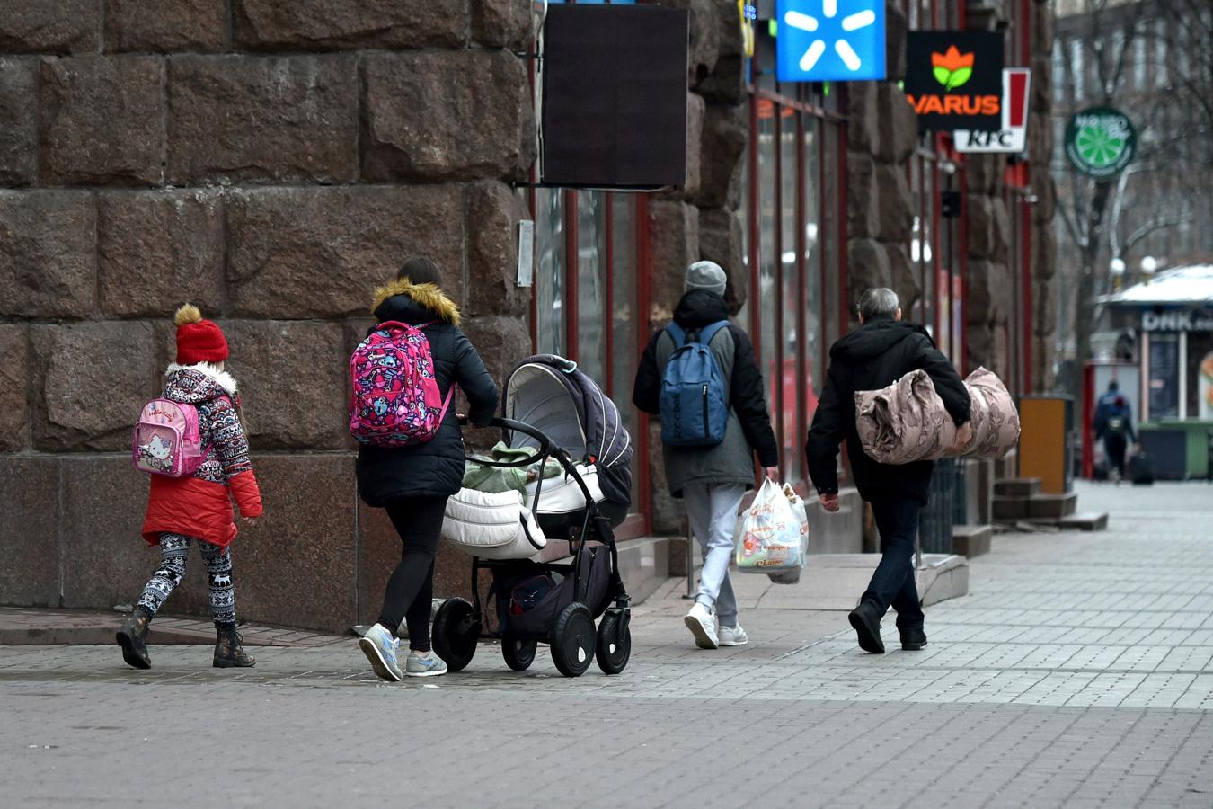 El departamento de defensa ucraniano instó a los residentes que todavía quedan en Kiev a alejarse de la ciudad. 