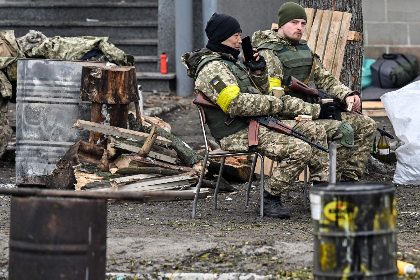 Apenas quedan en la zona los militares y voluntarios. En la imagen, hombres armados descansan en un puesto de control en la ciudad de Brovary, en las afueras de Kiev. 