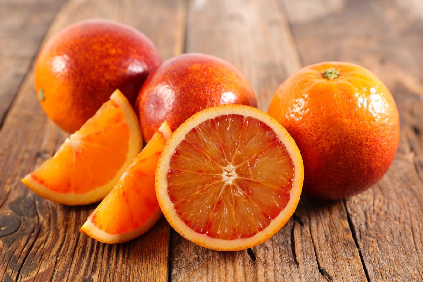 Naranja. Como toda fruta y verdura, la <a href="https://www.abc.es/bienestar/alimentacion/recetas-saludables/abci-naranja-beneficios-y-recetas-fruta-temporada-202011060247_noticia.html" target="_blank">naranja </a>es un buen energizante. Esta fruta ayuda a frenar el envejecimiento celular y de la piel. Esto se debe a que esta fruta aporta vitamina C a nuestro organismo, imprescindible para el desarrollo y crecimiento de nuestro cuerpo. Destaca por su capacidad antioxidante, que ayuda a mejorar la absorción del hierro, por lo que es ideal para incluir en platos ricos en este mineral. Hay que tener en cuenta que contienen también 38 kcal de energía por cada 100 gramos del producto, según los datos de la Bedca.