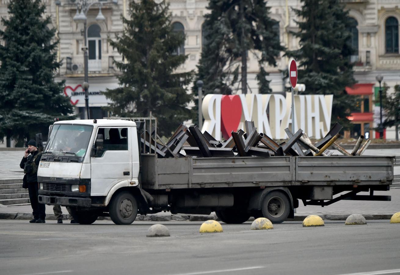 Además de la arena, también están colocando barreras antitanques en la capital. En la imagen se puede ver un cartel que dice «Amo a Ucrania» colocado en la Plaza de la Independencia en Kiev. 