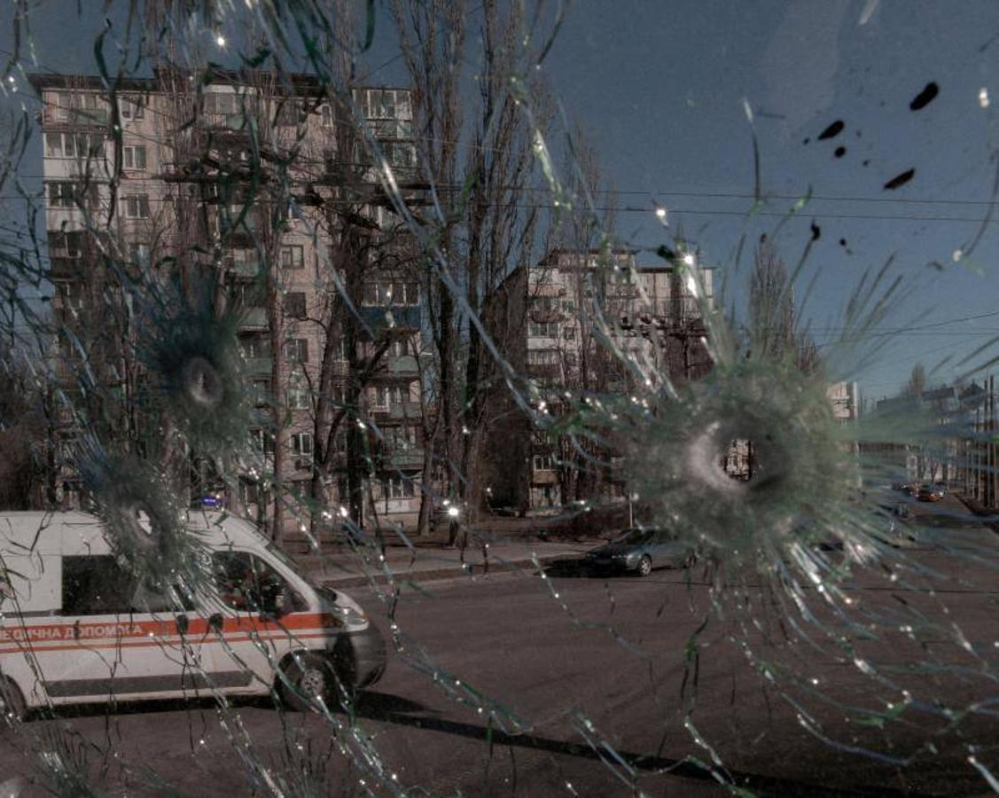 Vista de una ambulancia desde el cristal con un agujero de bala en Kiev. 