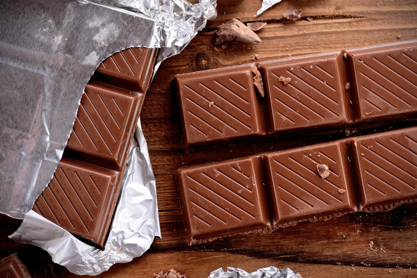 Chocolate. El <a href="https://www.abc.es/bienestar/alimentacion/abci-chocolate-saludable-pero-solo-si-cumple-estas-condiciones-202010300639_noticia.html" target="_blank">chocolate</a>, si es puro, es energético en todas sus versiones. Por ejemplo, una bebida saludable de chocolate debe estar hecha de cacao puro pero sin azúcar. El chocolate negro tiene solo 10 mg de cafeína por ración de 20 gramos (50 mg en una tableta de 100 gramos).