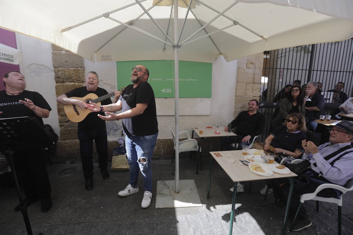 Fotos: Ambiente de Martes de Carnaval en Cádiz