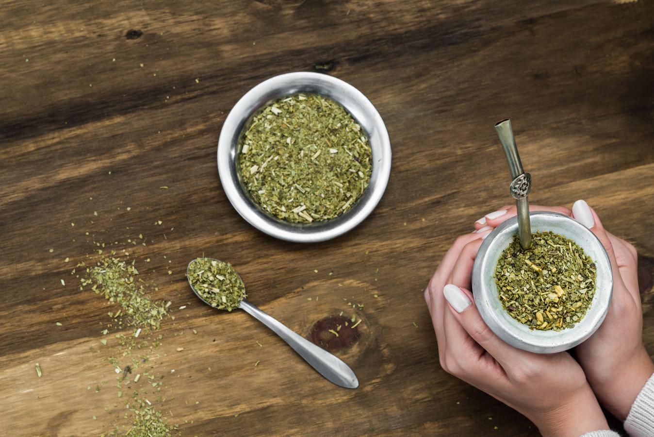 Yerba mate. La yerba mate tiene más antioxidantes que el té verde y ayuda a reducir el colesterol LDL (el “malo”). Cada taza tiene 85mg de cafeína, menos que el café, pero más que el té.