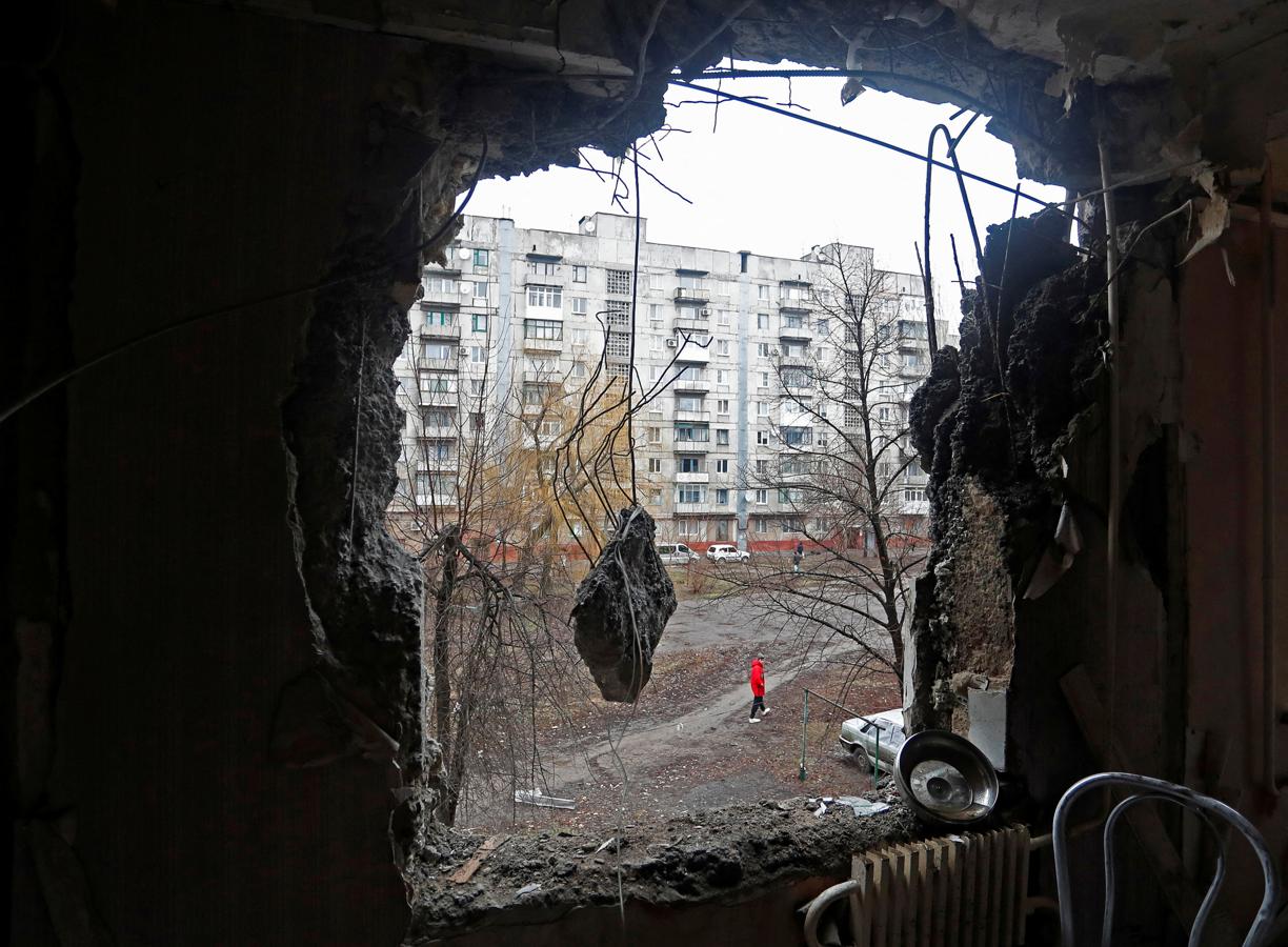 Una persona camina en la calle. Fotografía tomada desde un edificio residencial en ruinas tras un ataque en Horlivka. 