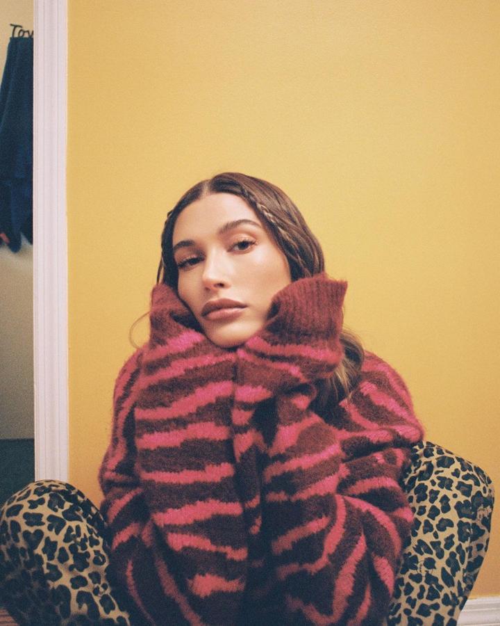 Trenzas XS - Peinados del año 2000 que triunfan hoy. Ya sean de forma simétrica a ambos lados, como situadas en mechones independientes de la cabeza. Cuanto más finas, mejor. Para las que busquen un resultado todavía más 'Millennial', no falla añadir una goma de algún color llamativo.