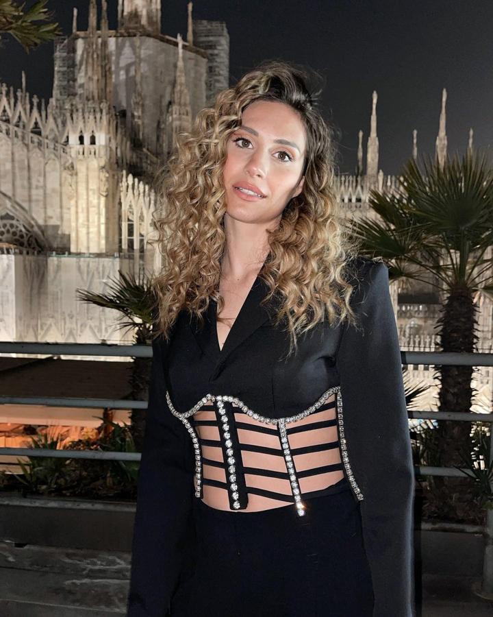 Pelo 'frito' - Peinados del año 2000 que triunfan hoy. Las olas surferas abren paso a un tipo de rizo más pequeño y marcado que parece que es el resultado de llevar la melena recogida en una trenza durante horas. Una tendencia que venía con fuerza en los ochenta, en el 200 resurgió y ahora se presenta de nuevo en su máximo exponente.