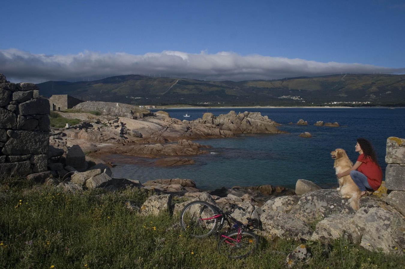 Galicia. En Galicia, los municipios más buscados han sido: Cangas de Morrazo (Pontevedra) por su cercanía a las Islas Cíes, Carnota (La Coruña) con su asombrosa cascada, Ribadeo (Lugo) por la famosa Playa de las Catedrales y Allariz (Ourense), Reserva de la Biosfera 2005. En la foto, la playa de Carnota.