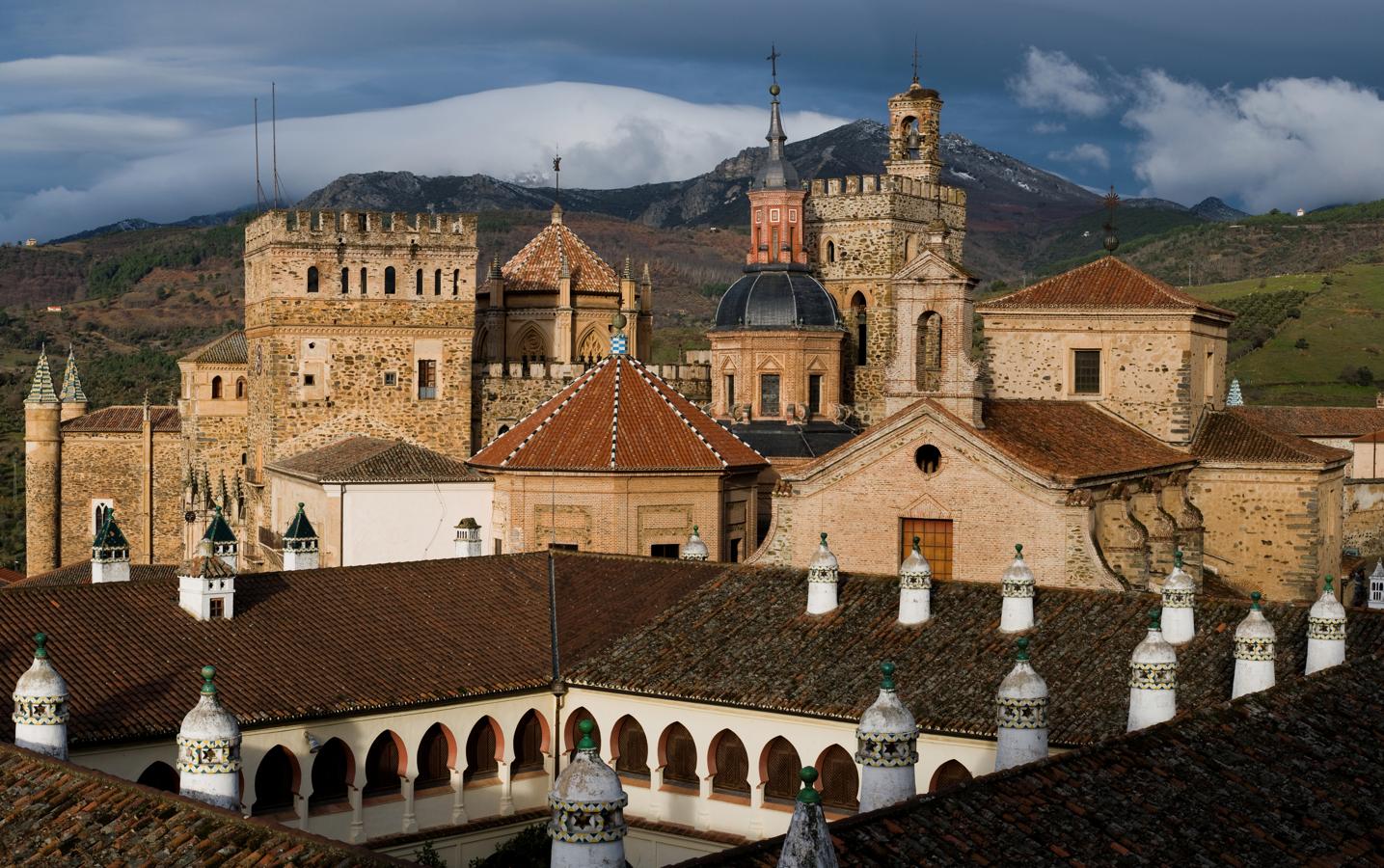 Extremadura. En esta ocasión Guadalupe (Cáceres) y San Vicente de Alcántara (Badajoz) han sido los pueblos más populares. En la foto, el monasterio de Guadalupe. En Guadalupe esperan sus empedradas calles hasta llegar al Real Monasterio. Una vez allí, tras atravesar la Puerta Santa de la basílica, llega el ritual de acariciar las piedras de su entrada, en la nave de Santa Ana. Y, cómo no, disfrutar visitando la iglesia, los claustros mudéjar y gótico, la sacristía, el camarín y los museos de este monasterio declarado Monumento Nacional en 1879 y Patrimonio de la Humanidad por la Unesco desde 1993.