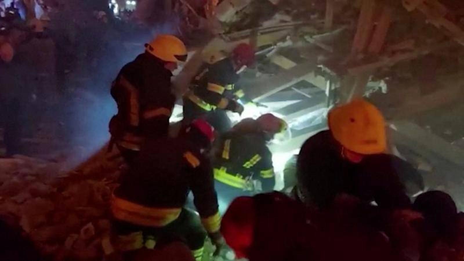 Bomberos trabajan entre los escombros tras un bombardeo en Yitomir. 