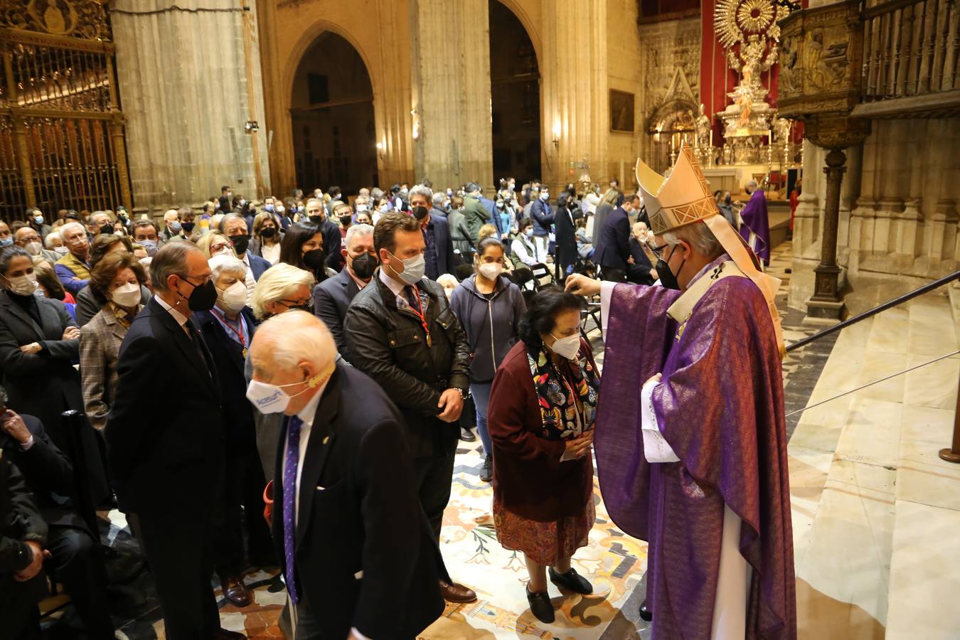 En imágenes, solemne inicio de la Cuaresma con la imposición de la ceniza en la Catedral de Sevilla