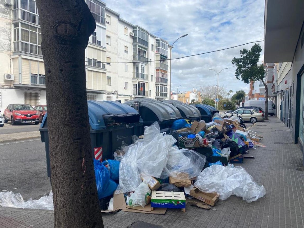 Fotos: El Puerto, lleno de basura tras siete días de huelga