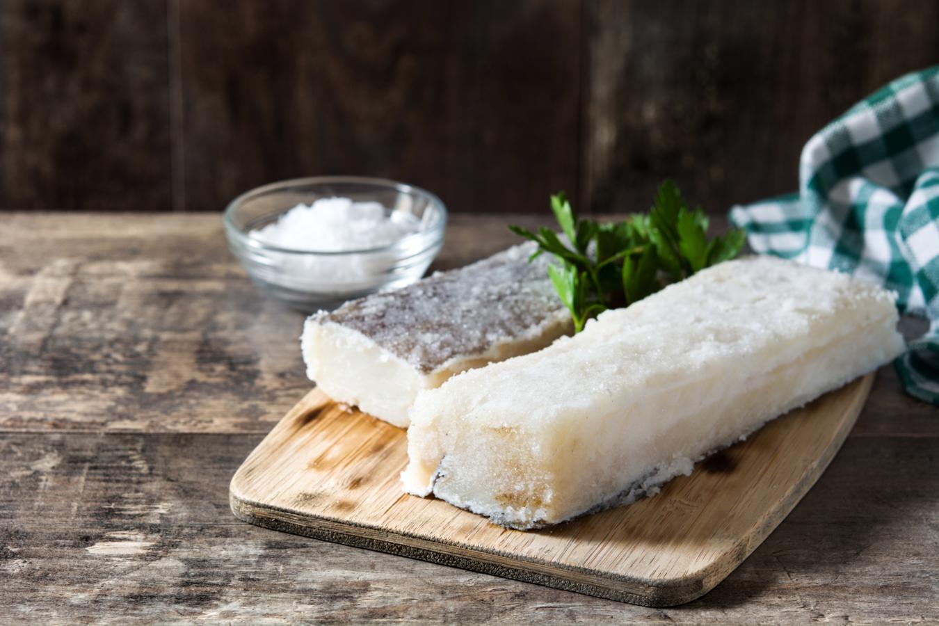 Bacalao. Según datos de la Bedca (la Base de Datos Española de Composición de Alimentos), el <a href="https://www.abc.es/bienestar/alimentacion/abci-bacalao-202103060117_noticia.html" target="_blank">bacalao </a>es el alimento con más cantidad de selenio por cada 100 gramos del producto. En concreto, 147,8 ug de selenio.