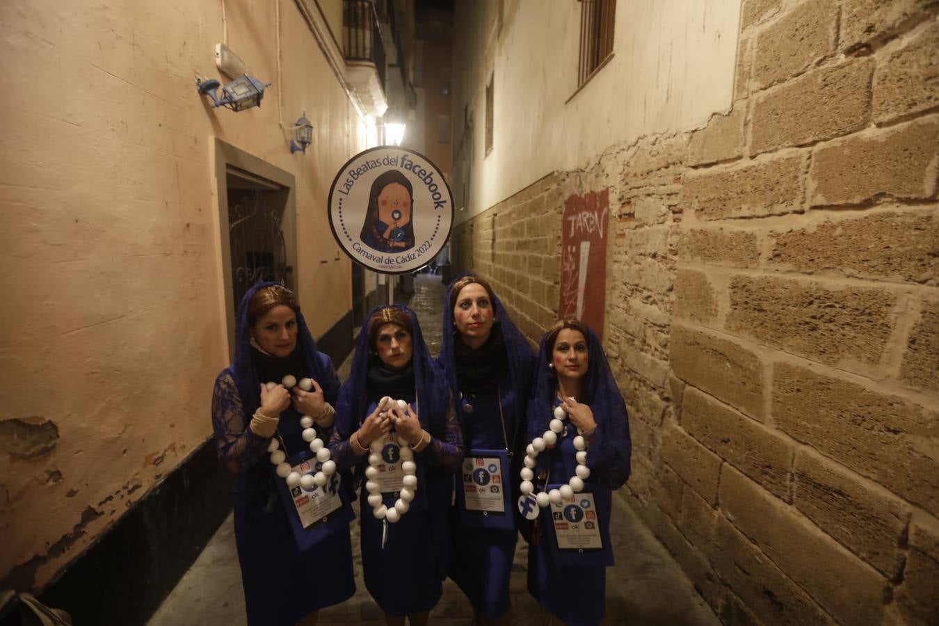 FOTOS del viernes de Carnaval: el principio del final ‘no oficial’ en Cádiz