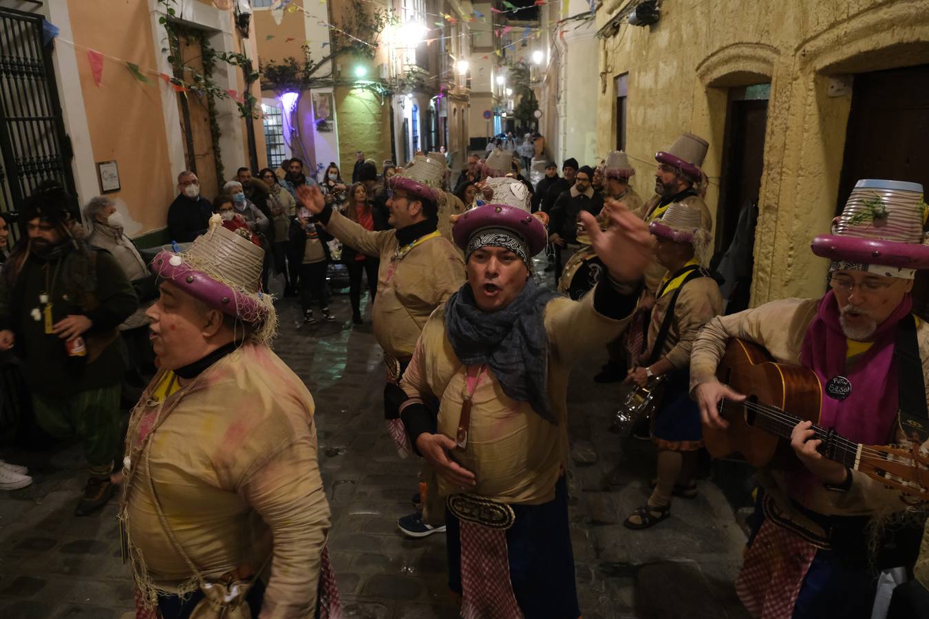 Fotos: Ambiente de jueves de Carnaval en Cádiz