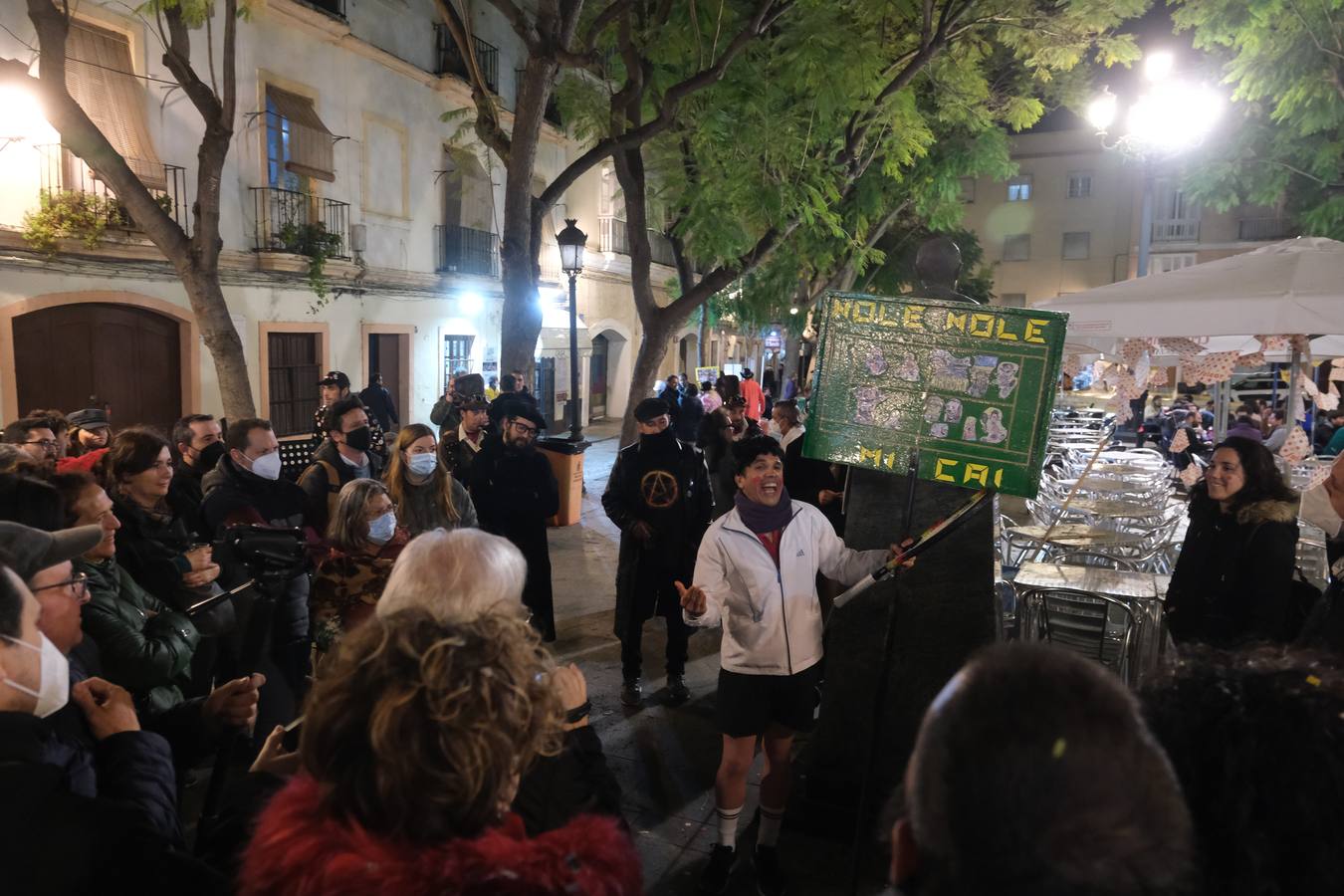 Fotos: Ambiente de jueves de Carnaval en Cádiz