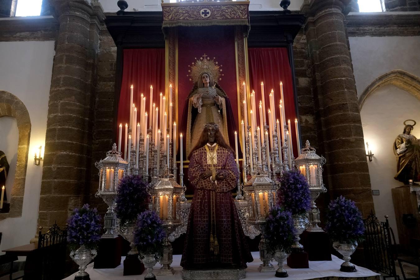 FOTOS: Cientos de fieles veneran al Medinaceli en la iglesia de Santa Cruz, en Cádiz