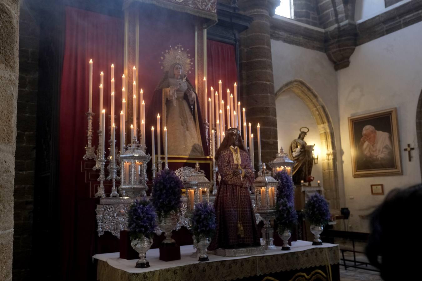 FOTOS: Cientos de fieles veneran al Medinaceli en la iglesia de Santa Cruz, en Cádiz