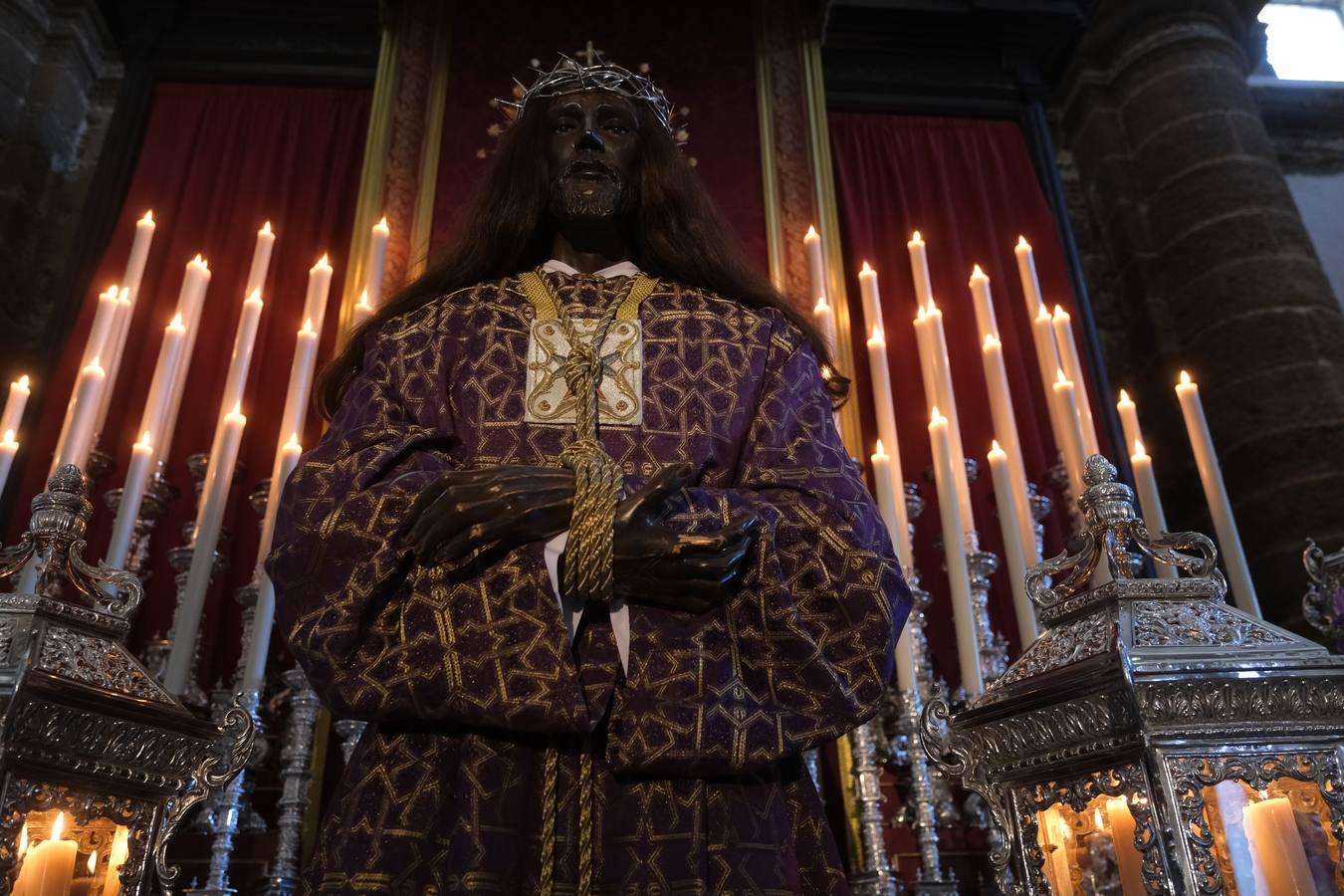 FOTOS: Cientos de fieles veneran al Medinaceli en la iglesia de Santa Cruz, en Cádiz