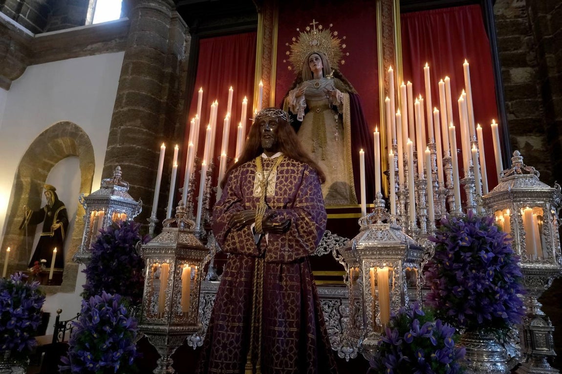 FOTOS: Cientos de fieles veneran al Medinaceli en la iglesia de Santa Cruz, en Cádiz