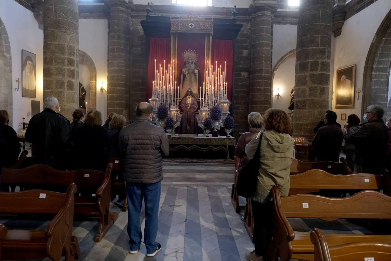 FOTOS: Cientos de fieles veneran al Medinaceli en la iglesia de Santa Cruz, en Cádiz