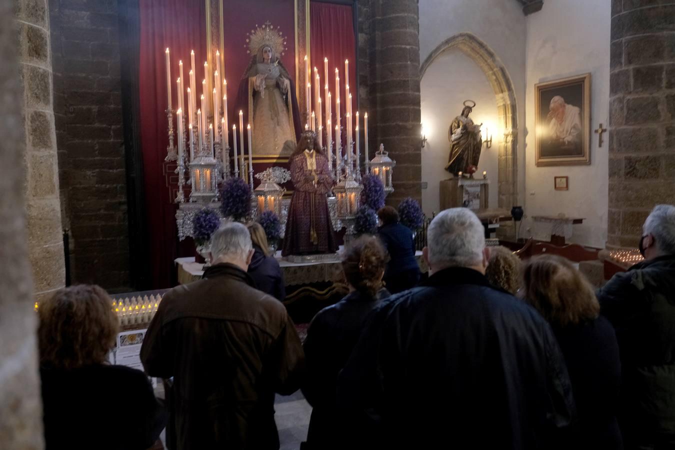 FOTOS: Cientos de fieles veneran al Medinaceli en la iglesia de Santa Cruz, en Cádiz