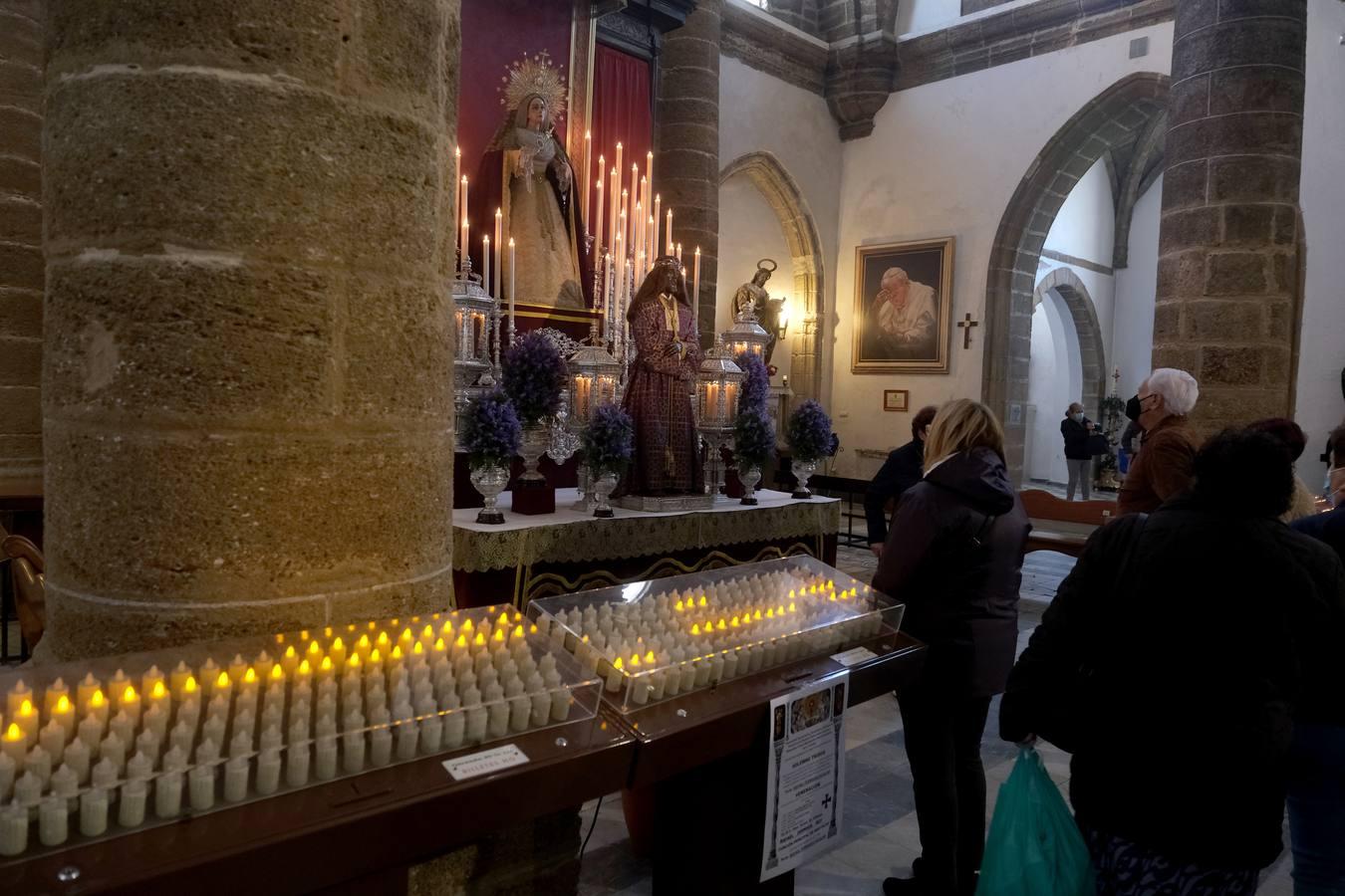 FOTOS: Cientos de fieles veneran al Medinaceli en la iglesia de Santa Cruz, en Cádiz