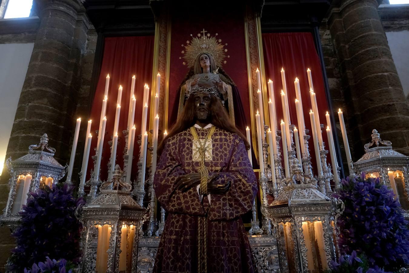 FOTOS: Cientos de fieles veneran al Medinaceli en la iglesia de Santa Cruz, en Cádiz