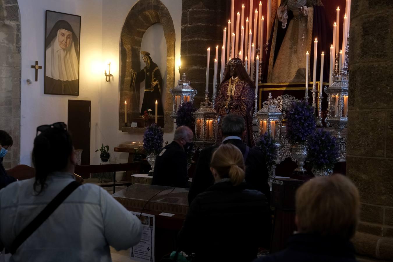 FOTOS: Cientos de fieles veneran al Medinaceli en la iglesia de Santa Cruz, en Cádiz