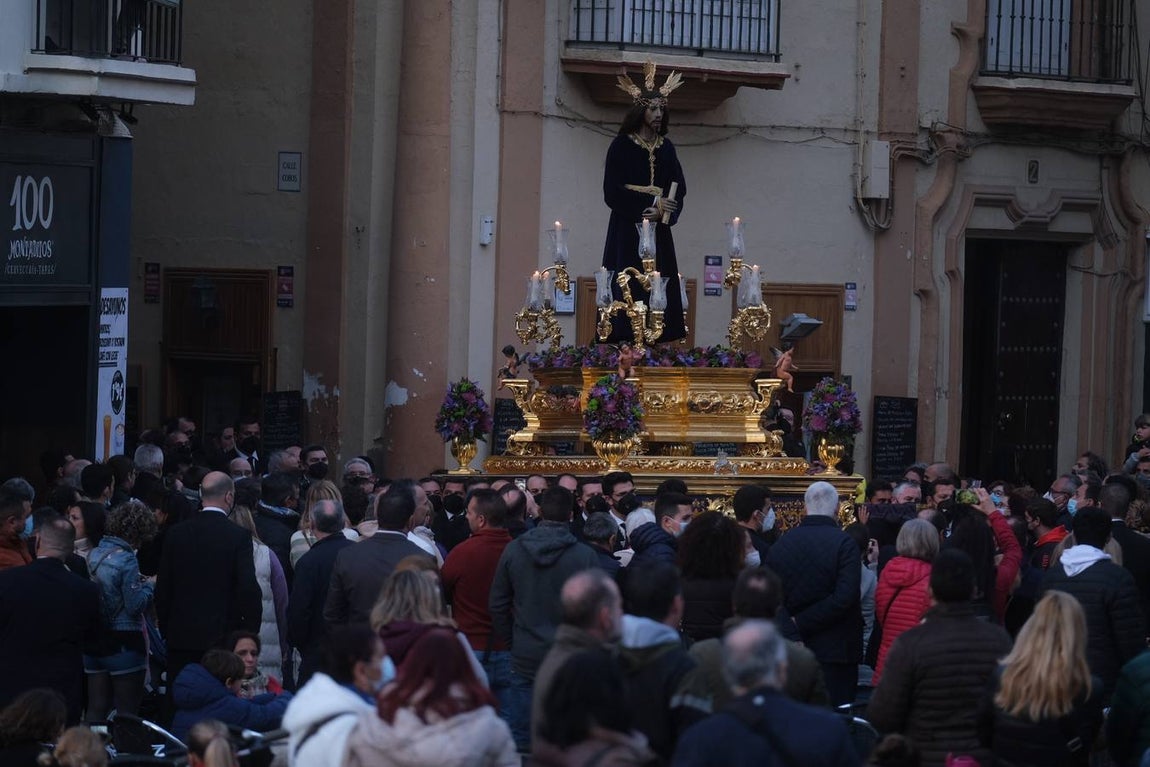 FOTOS:Traslado del Señor de la Sentencia hasta la Catedral para presidir el Vía Crucis oficial de Hermandades de Cádiz