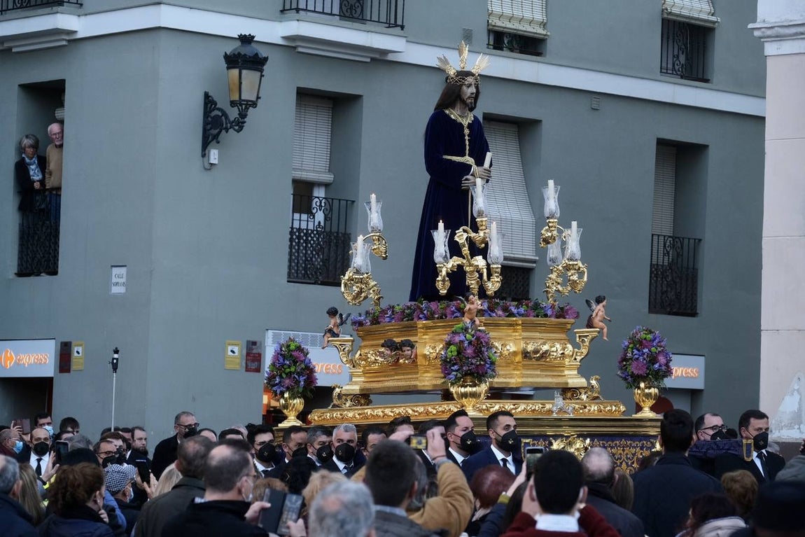 FOTOS:Traslado del Señor de la Sentencia hasta la Catedral para presidir el Vía Crucis oficial de Hermandades de Cádiz