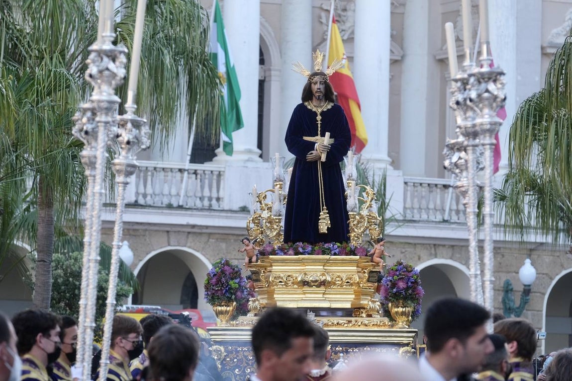 FOTOS:Traslado del Señor de la Sentencia hasta la Catedral para presidir el Vía Crucis oficial de Hermandades de Cádiz