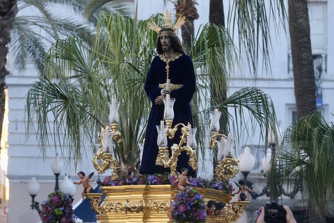 FOTOS:Traslado del Señor de la Sentencia hasta la Catedral para presidir el Vía Crucis oficial de Hermandades de Cádiz
