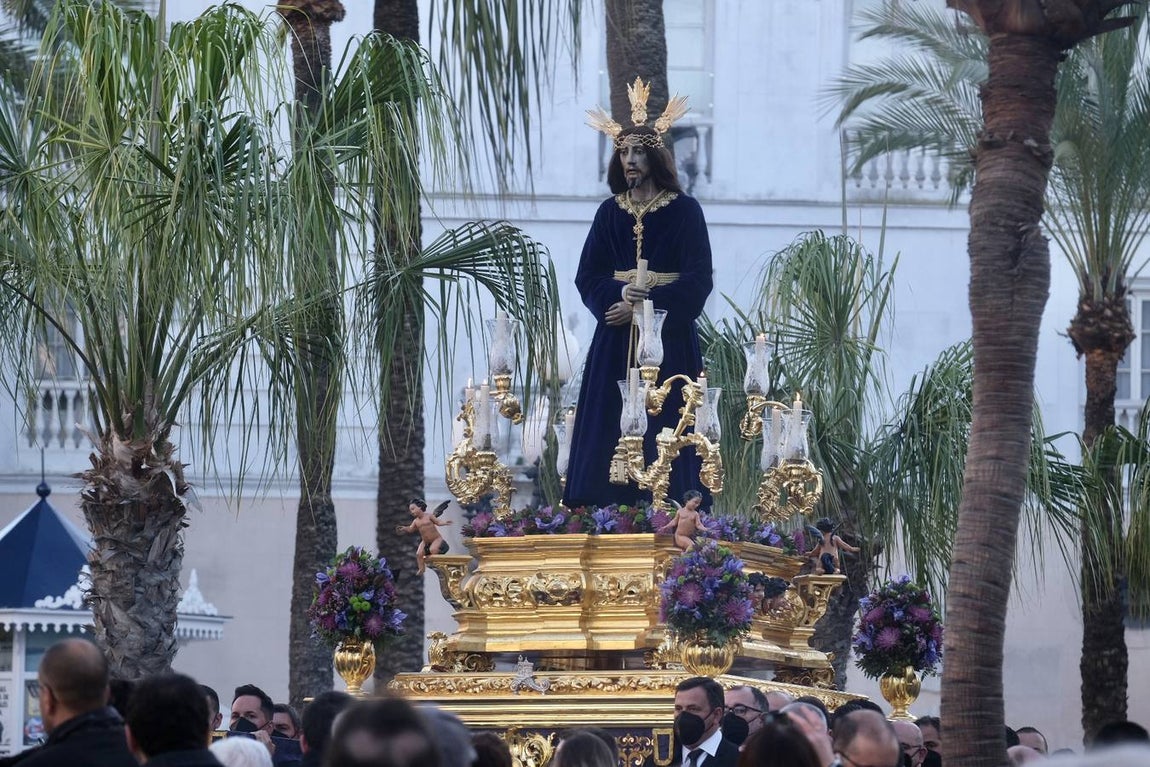 FOTOS:Traslado del Señor de la Sentencia hasta la Catedral para presidir el Vía Crucis oficial de Hermandades de Cádiz