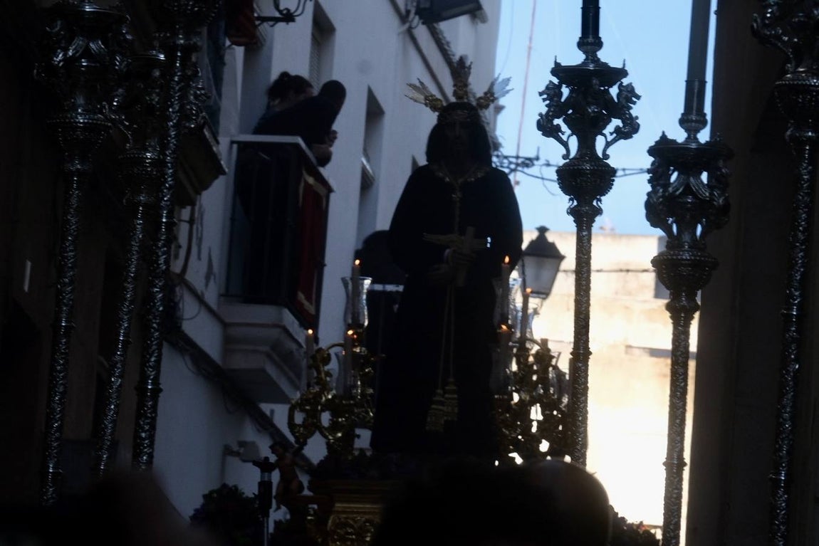 FOTOS:Traslado del Señor de la Sentencia hasta la Catedral para presidir el Vía Crucis oficial de Hermandades de Cádiz
